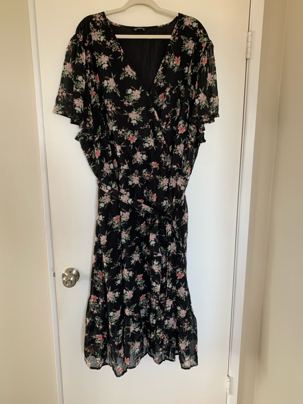 BloomChic Size 30 / 6x Black floral dress flutter sleeves, ruffled hem, sash